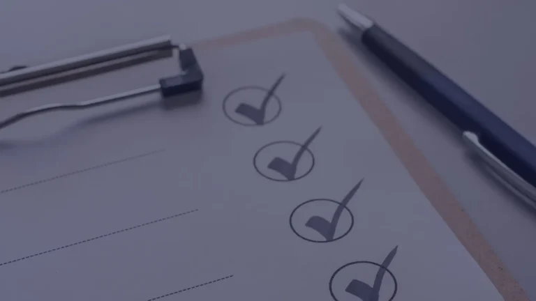 Klemmbrett mit abgehakter Checkliste und Kugelschreiber