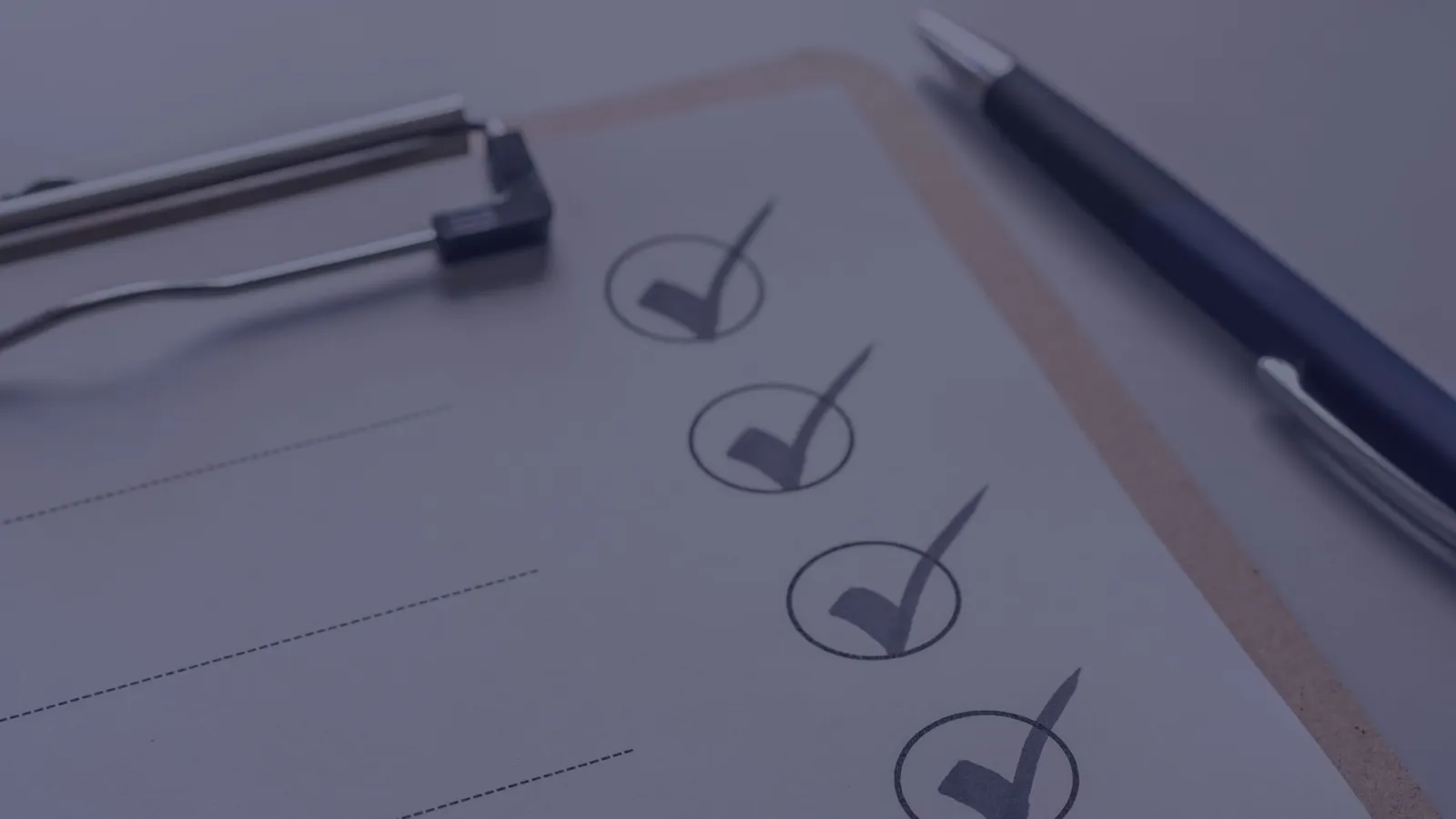 Klemmbrett mit abgehakter Checkliste und Kugelschreiber