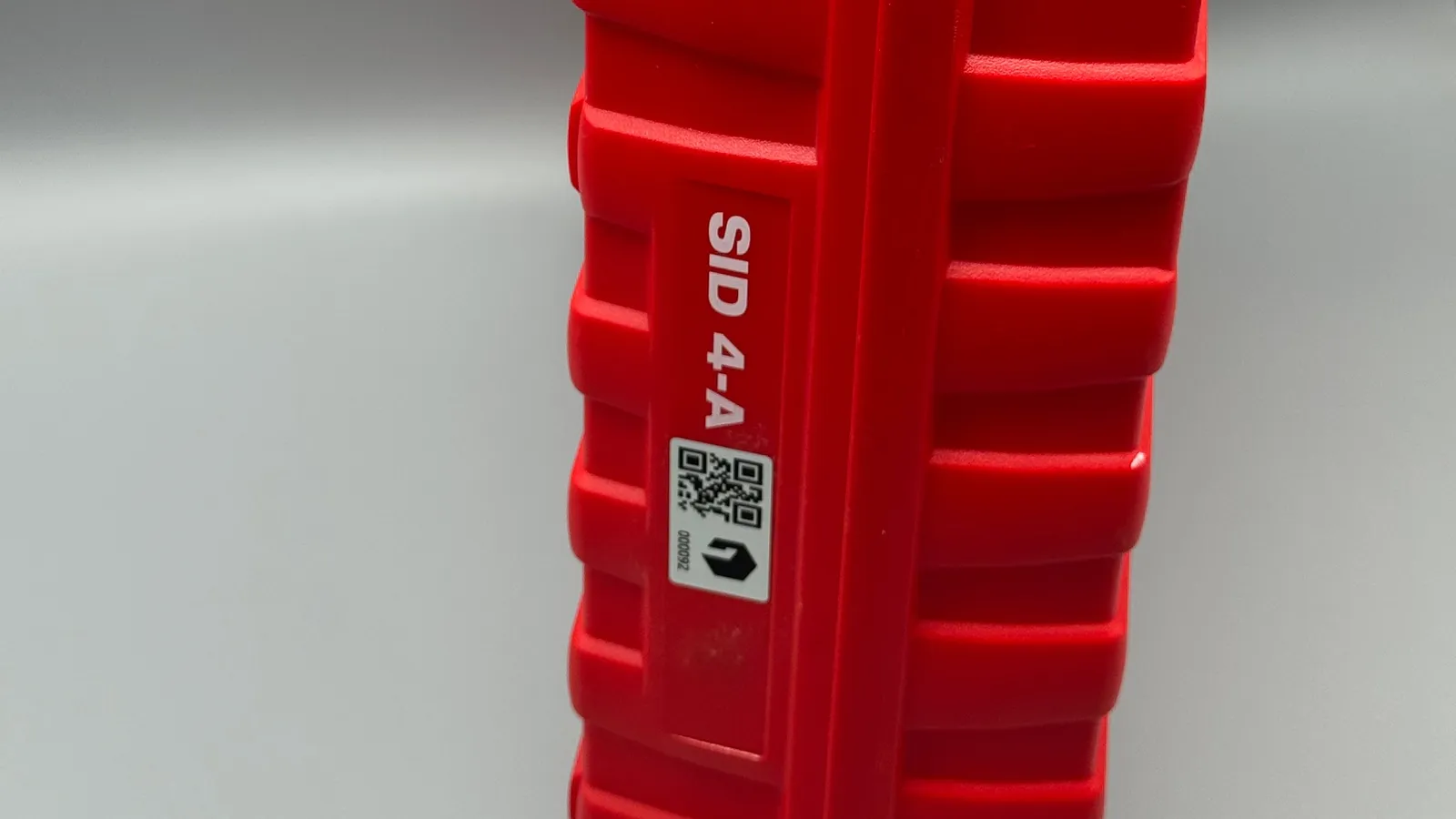 Roter Werkzeugkoffer mit QR-Code-Etikett